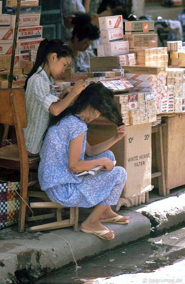 Quầy bán thuốc lá, Hà Nội 1991.